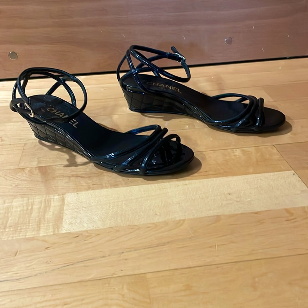 CHANEL Black MATELASSE Patent Leather COCO Mark Sandal, Size 39.5 UK, 9.5 US - Picture 3 of 8